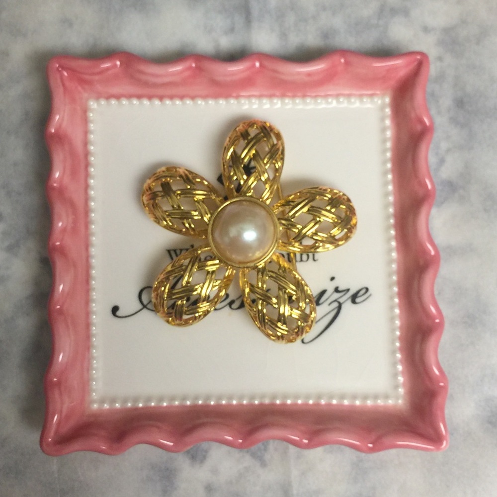 Joan Rivers Flower Brooch